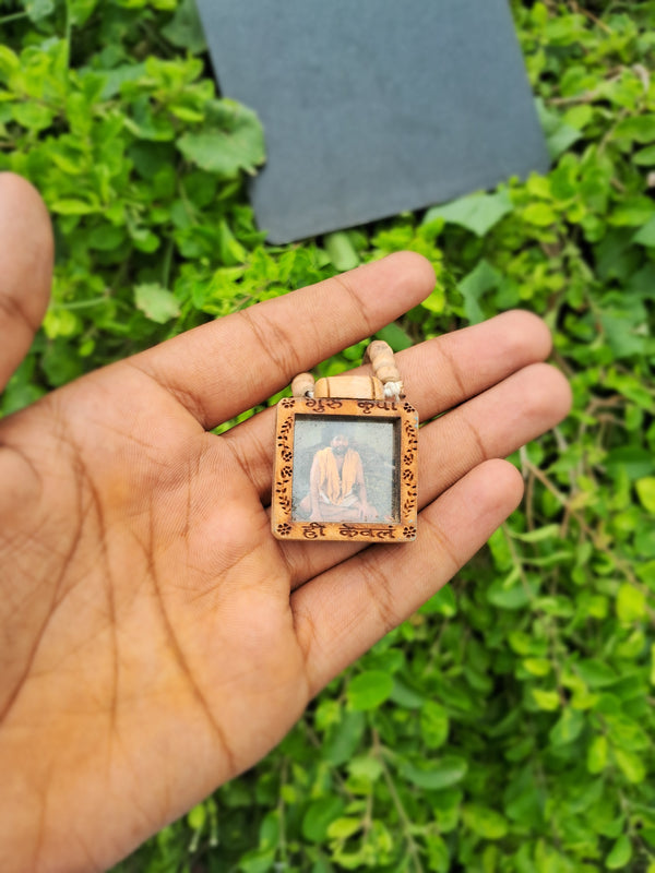 shree premanand ji maharaj photo locate tulsi mala